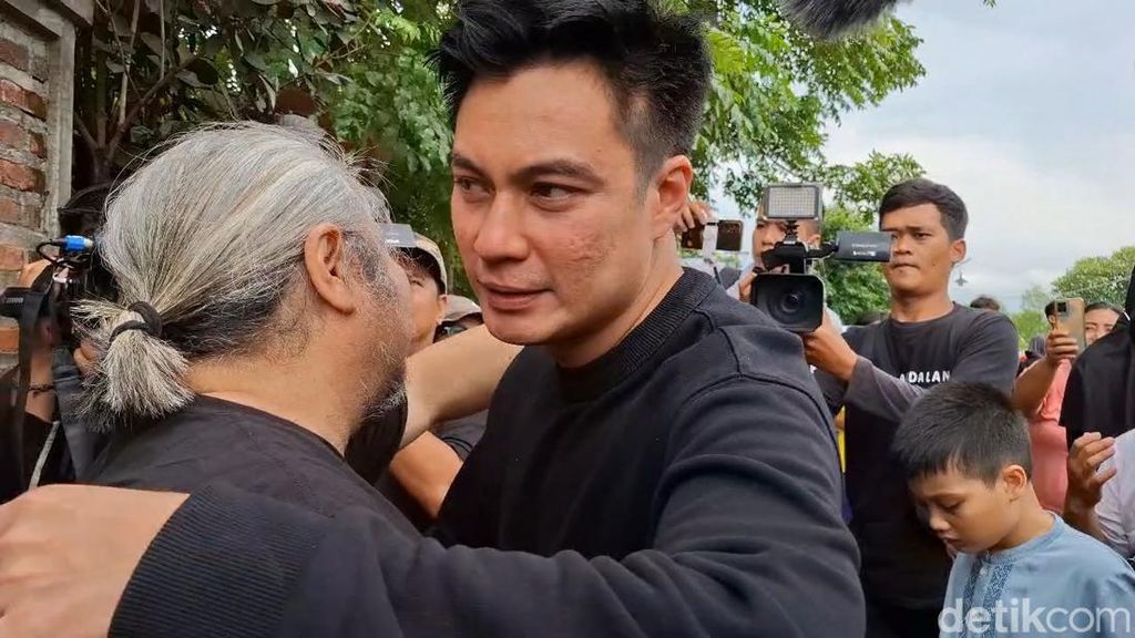 Momen Baim Wong Turun ke Liang Lahad Makamkan Sang Ayah